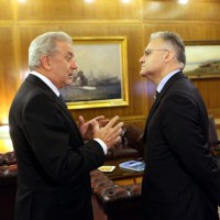 Les deux ministres en discussion (crédit : ministère grec de la Défense)