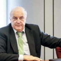 Face au virus Ebola, la réponse a été tardive et inadaptée. Entretien avec Charles Goerens