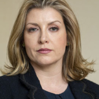 Le ministre britannique de la Défense prend la porte. En cause, une fuite sur Huawei. Une femme le remplace