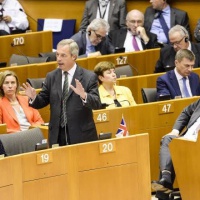 Le Parlement dit à Londres de s’activer, aux 27 de s’engager. Farage exhulte