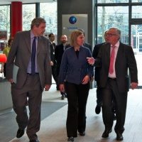 Alain Le Roy s’en va, Helga Schmid le remplace. Un Britannique pressenti