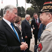 Le Royaume-Uni veut rester un acteur clé de la défense en Europe (Fallon)