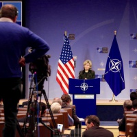 Les États-Unis plombent l’autonomie stratégique de l’Europe avec un slogan : pas sans nous !