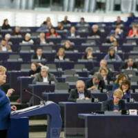 Une armée (européenne) montrerait au monde qu’entre (nous) il n’y aurait plus de guerre (Angela Merkel)