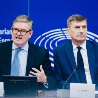 Sécurité des réseaux 5G : D’abord évaluer les risques, ensuite voir ce qu’on peut faire. La Commission prudente