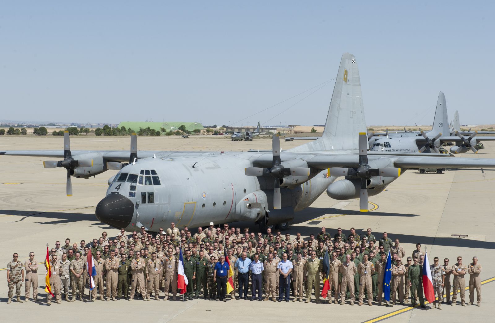 Photo de famille des équipages participant à l'EATT 2012 (© EATC European Air Transport Command 2012)