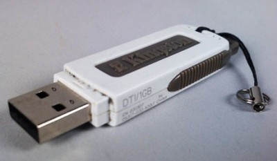 Les spécialistes russes ont inventé une clé USB qui fait office de compteur Geiger (crédit : Voix de la Russie). Apparemment les clés russes ont d'autres vertus que de mesurer la radioactivité...