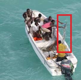 Les pirates balancent une échelle à la mer (crédit : Eunavfor Atalanta)