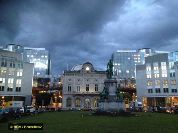Tout regrouper à Bruxelles ? Ici la place du Luxembourg à Bruxelles (© NGV / B2)
