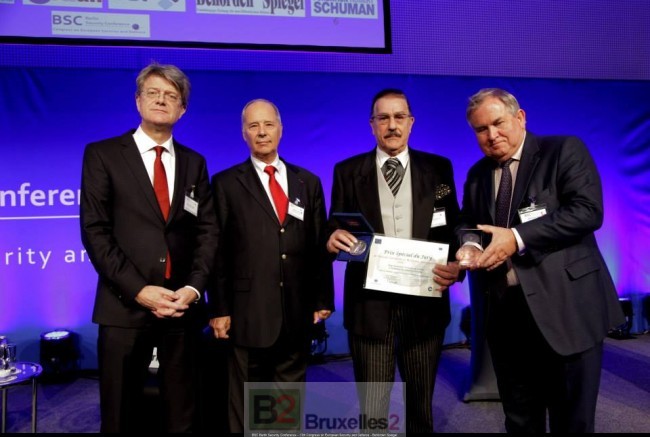 La remise du prix "civisme" à Seminatore (2e à droite) (crédit : Cidan)