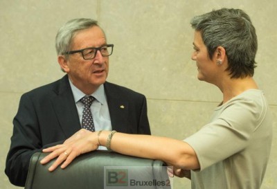 Jean-Claude Juncker en conversation avec la commissaire à la Concurrence Margrethe Vestager à la réunion de la Commission du 15 avril (crédit : CE)