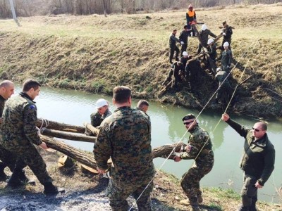 L'exercice incluait la construction d'un point de passage entre deux rives, après la destruction des ponts existant (Crédits: EUFOR Althea) 