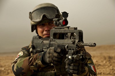 Personnels des OMLT (Operational Mentoring and Liaison Teams) du 515e RT pendant une seance de tir FAMAS sur un pas de tir de Kaboul.