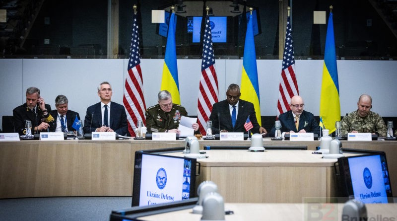 Une présidence américaine Sous la présidence américaine et ukrainienne, les drapeaux américain et ukrainien, sous l'oeil vigilant de l'OTAN. De gauche à droite, l'amiral Bauer (comité militaire OTAN), Jens Stoltenberg (secrétaire général de l'OTAN), le général M.A. Milley (USA), L. Austin III (USA) et O. Reznikov (Ukraine) (Photo : OTAN)