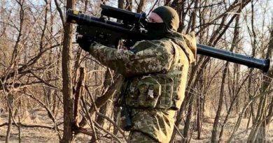 Un soldat ukrainien avec un lance-missile sol-air Stinger. Une arme américaine fournie par le Danemark, l'Allemagne, la Lettonie, la Lituanie et les Pays-Bas. Qui devra se charger du contrôle ? (©Armée ukrainienne)