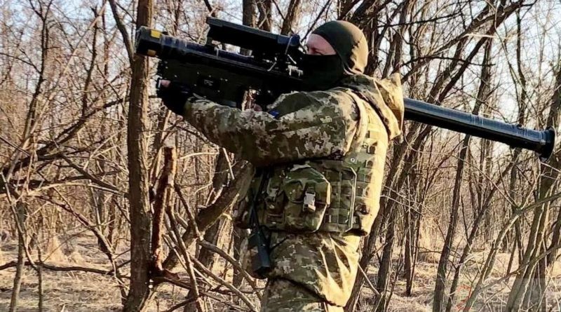 Un soldat ukrainien avec un lance-missile sol-air Stinger. Une arme américaine fournie par le Danemark, l'Allemagne, la Lettonie, la Lituanie et les Pays-Bas. Qui devra se charger du contrôle ? (©Armée ukrainienne)