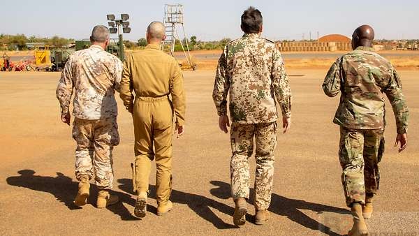 La présence militaire européenne et US est ancienne au Niger. Mais la discrétion est de mise. Officiers US - allemand, italien, français en visite (Photo : Bundeswehr - Archives B2 décembre 2019)