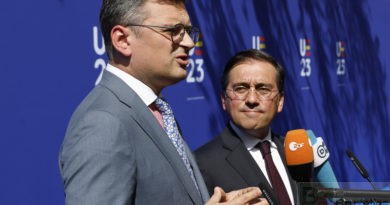 Dmytro Kuleba face à la presse à Tolède avec le ministre espagnol José Albares à ses côtés (Photo : Conseil de l'UE)