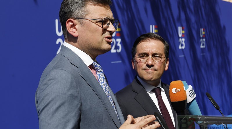 Dmytro Kuleba face à la presse à Tolède avec le ministre espagnol José Albares à ses côtés (Photo : Conseil de l'UE)