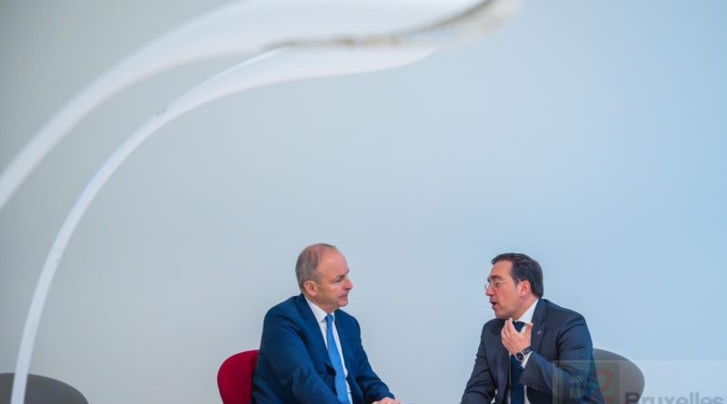 Les ministres espagnol (Jose Manuel Albares) et irlandais (Michael Martin) en conciliabule en marge du Conseil (Photo : MAE Espagne)