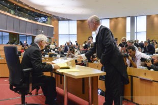 Josep Borrell s'installe pour son audition, c'était en octobre 2019, devant la commission AFET, à Bruxelles (crédit : Parlement européen)