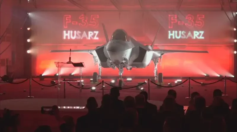 Cérémonie de remise du premier F-35 polonais, en août 2024 aux Etats-Unis : le symbole du réarmement à grands frais, de la proximité avec Washington... et de l'ambition nucléaire. (©Lockheed Martin)