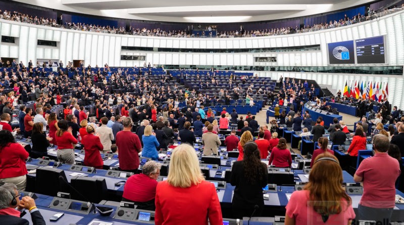 À Strasbourg, une partie des députés se sont habillés de rouge pour protester contre la situation à Gaza (crédit : Parlement européen)