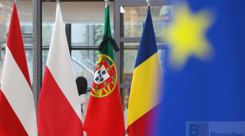 Des drapeaux au Conseil européen. (Consilium)
