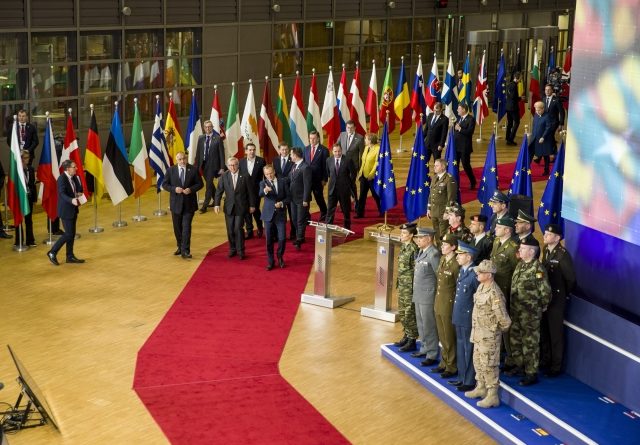 L'enthousiasme de 2017 pour la coopération structurée permanente semble être retombé - les chefs d'état et de gouvernement lors de la cérémonie de lancement de la PESCO (crédit : Conseil de l'UE)