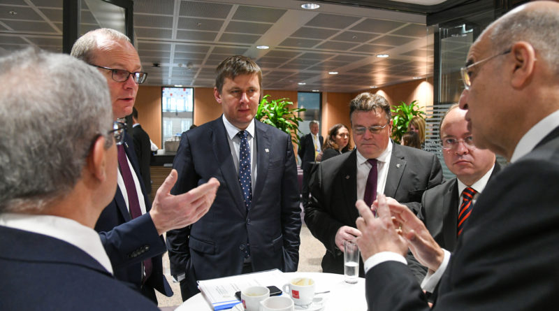 Simon Coveny (Irl.), Tomáš Petříček (Cz.), Linas Linkevičius (Lit.), Bogdan Aurescu (Ro.), Nikos Dendias (Gr.) réunis (crédit : Présidence croate/Josip Regovic)